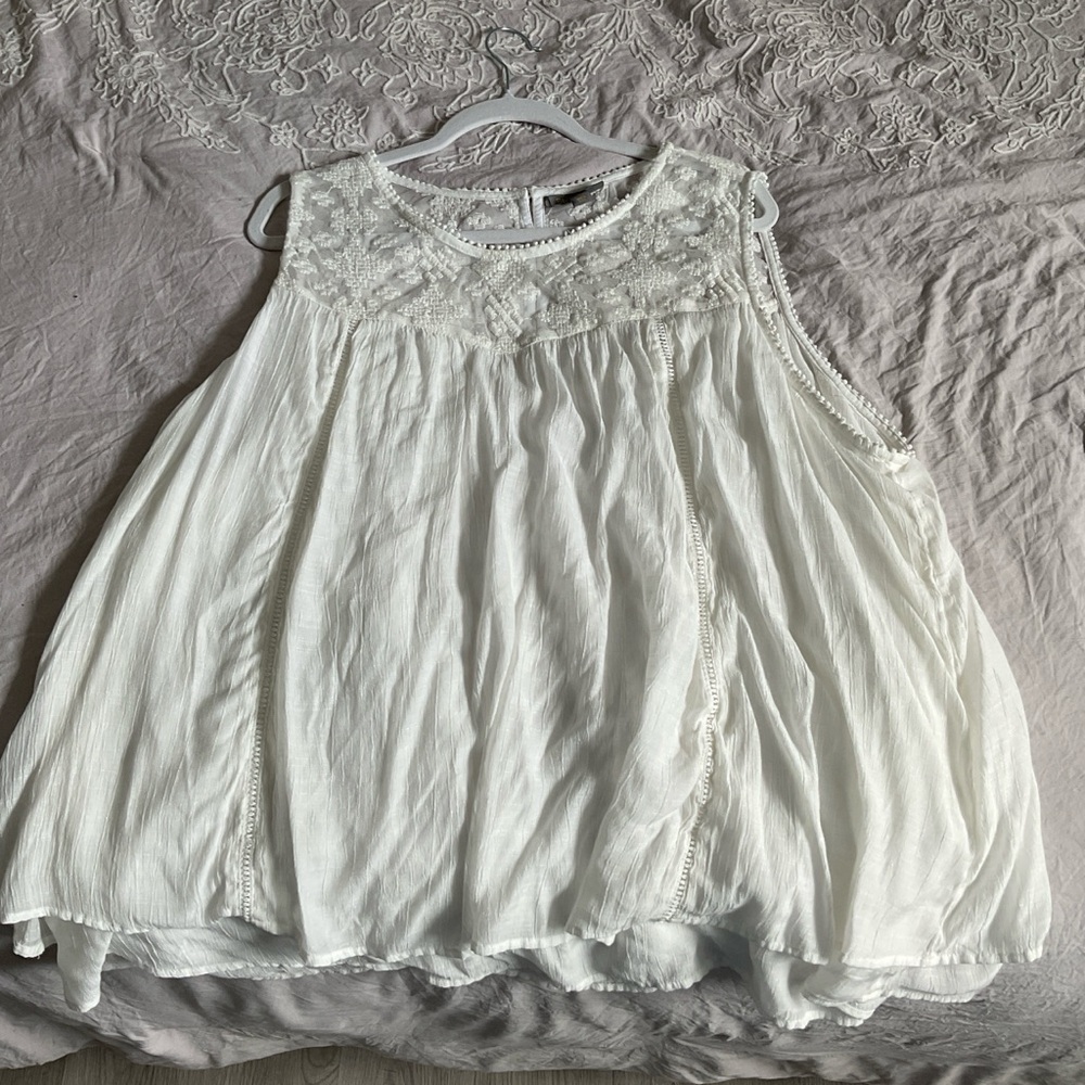 Chic White Sleeveless Blouse